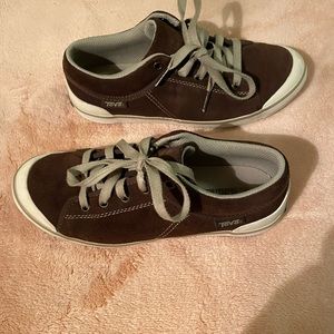 Womens TEVA Skater Shoes sz7.5 like new